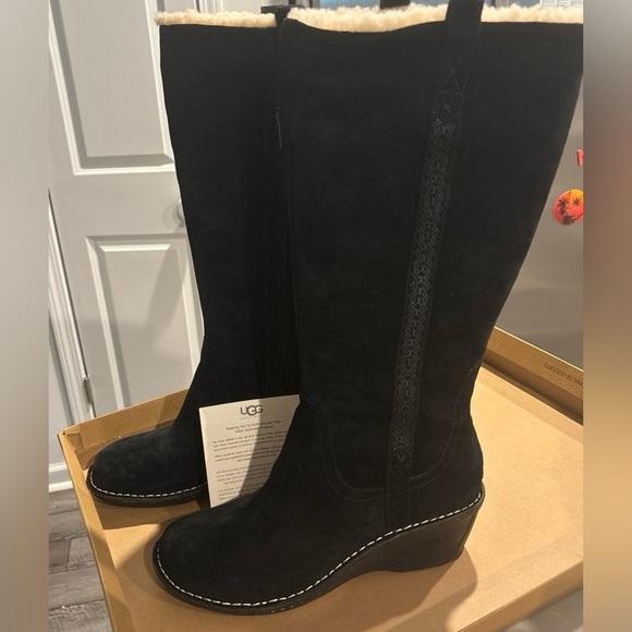 UGG AUSTRALIA Women's Boots - SIZE 12 - Picture 1 of 9
